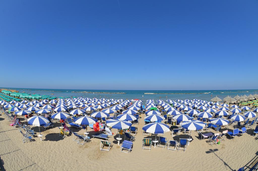 Club Hotel Le Nazioni Монтесильвано Экстерьер фото