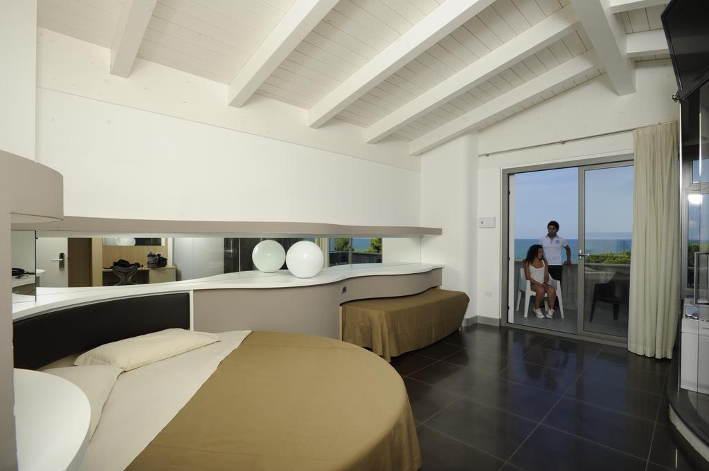 Club Hotel Le Nazioni Монтесильвано Экстерьер фото